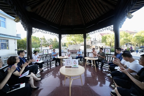 双浦镇吴家村“协商驿站”进行“凉亭议事”，委员、村民代表和镇相关负责人等围绕“加快提升双浦地区公交线路的优化”开展专题协商，为解决百姓出行的烦与忧建言献策。