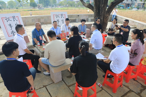 转塘街道长埭村在大树下搭台，茶田间议事，围绕未来乡村建设开展协商活动。