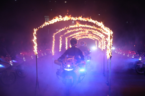 护卫官兵以80公里时速穿越火圈，练就强大的心脏。田佳乐摄