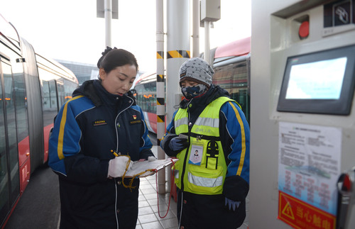 岗位上的常洪霞(左)工作起来总是一丝不苟(1517809)-20221128082415 岗位上的常洪霞(左)工作起来总是一丝不苟(1517809)-20221128082415