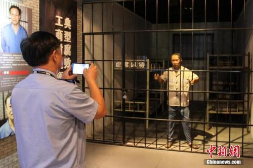 资料图：2015年10月，海南省公安厅组织党员干部前往反腐倡廉警示教育基地参观受教。洪坚鹏 摄