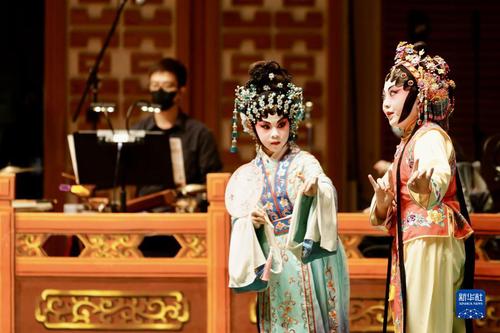 11月27日，粤剧新秀在粤剧折子戏及粤曲演唱节目中登场。新华社发 （香港特区政府新闻处供图）