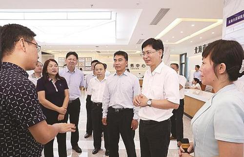 2019年7月10日至12日，时任广西壮族自治区政协主席、现任自治区主席蓝天立率调研组到北海、钦州、崇左市，围绕助推西部陆海新通道建设、产业项目建设等方面开展调研。覃文宇 摄