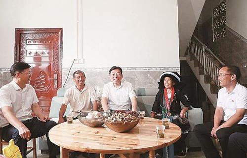 2022年7月19日至20日，广西壮族自治区政协主席孙大伟率队到隆林各族自治县，就“持续推进巩固拓展脱贫攻坚成果同乡村振兴有效衔接”和“铸牢中华民族共同体意识”开展调研。 覃文宇 摄