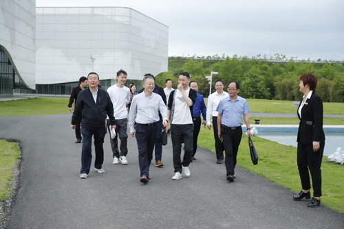 5..区政协主席何以龙、副主席杨华林走访(1601973)-20230111093917