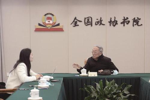 本报记者在全国政协书院采访王蒙 本报记者在全国政协书院采访王蒙