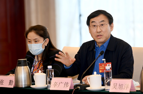 讨论政府工作报告小组会上，新闻出版界委员(1824100)-20230307085314