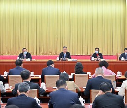 赵乐际看望出席全国政协十四届一次会议委员并参加讨论