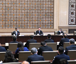 丁薛祥看望出席全国政协十四届一次会议委员并参加讨论