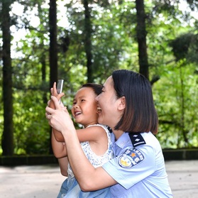 贵州民警韦兰：85后的她 是数十名孩子的“妈妈”