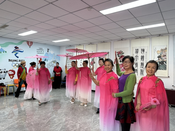 北京市石景山区刘嵘委员工作室内老年人舞蹈培训活动现场。人民政协网 李京 摄