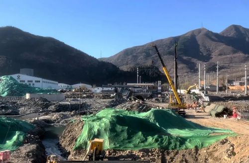 图为采访时的现场施工照。