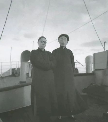 △1948年11月，马叙伦（左）与郭沫若于所乘“华中号”。