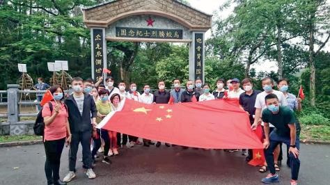 2021 年 6 月，姚志胜（后排左六）组织香港统促总会举办“缅怀抗日英雄学习爱国历 史”活动。