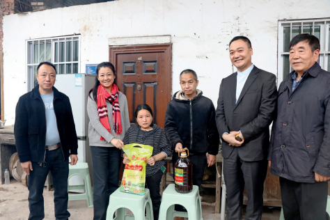 2021 年 3 月 1  日，刘以勤（左二）赴古蔺西华村开展宜居乡村建设调研