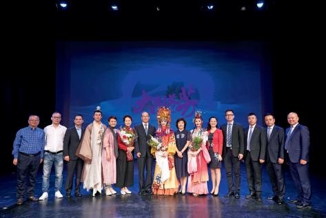 “亲情中华 ? 美丽四川”艺术团走进希腊，向当地侨胞和国际友人展示巴蜀文化（右五 为刘以勤）