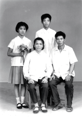 卓旭光(后排右一)出生在一个华侨世家 卓旭光(后排右一)出生在一个华侨世家