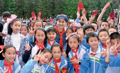 2017 年 5 月，梁安琪组织员工访问井冈山小学