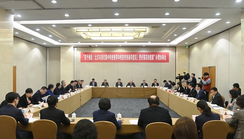 1月23日下午，正在举行的北京市政协十四届二次会议上，两场提案办理协商会举行。两场提案协商会分别聚焦居民暂停和恢复供热、社会化托育机构转普惠主题，委员们与多个委办局面对面提问题、摆现状、谈举措，共同推进提案更好地落实，探讨相关问题解决的路径。