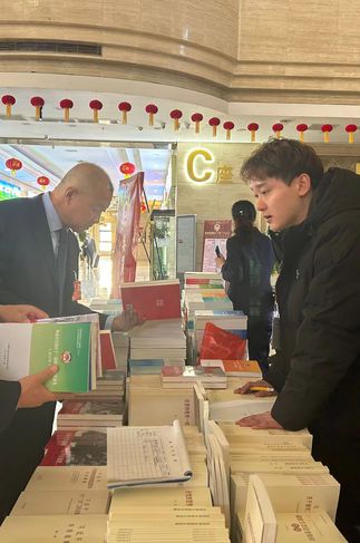 委员读书角打造书香“两会”