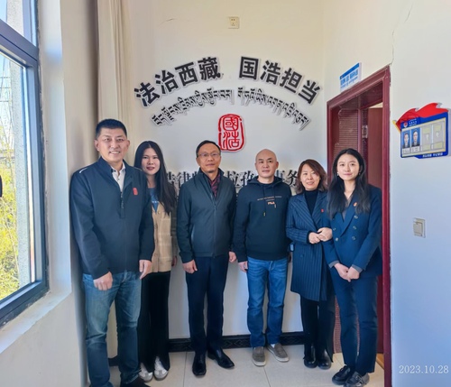 吕红兵(左三)与援藏律师在国浩拉孜办公室 吕红兵(左三)与援藏律师在国浩拉孜办公室