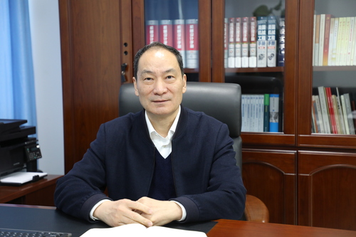 图为魏世忠在办公室 图为魏世忠在办公室