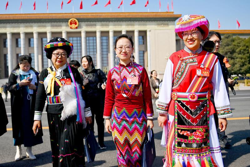 坚定各民族团结一心，共同履职为民的信心