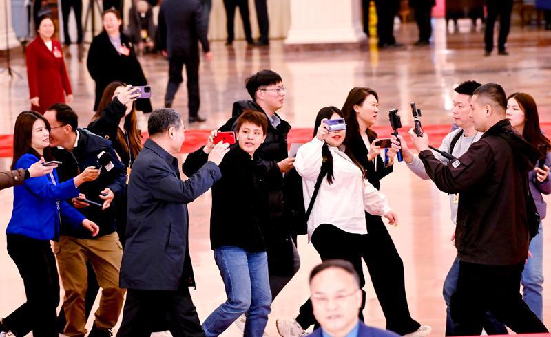 闭幕会上，采访忙