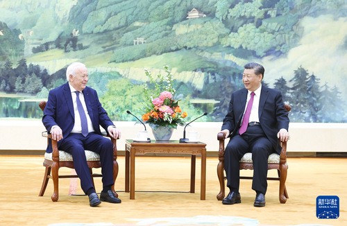 4月8日，国家主席习近平在北京人民大会堂会见法国梅里?；鸹嶂飨防锇７蚋?。这是习近平与梅里埃交谈。 新华社记者 黄敬文 摄