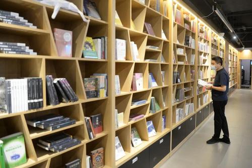 △一位读者在图书馆阅读。人民政协报·人民政协网记者 贾宁摄