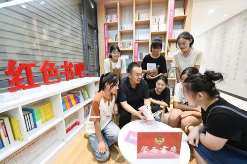 △学生们在阅读。人民政协报·人民政协网记者 贾宁摄