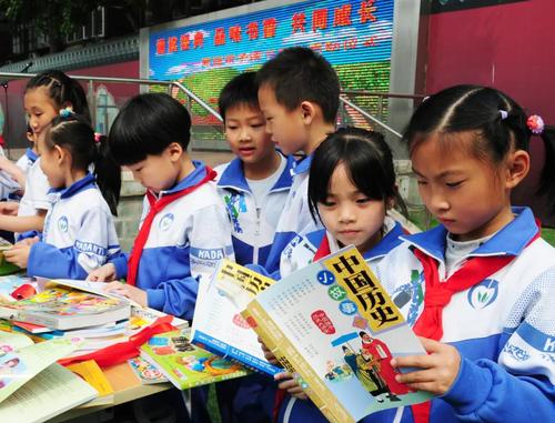 △小朋友在阅读书籍。人民政协报·人民政协网记者 贾宁摄