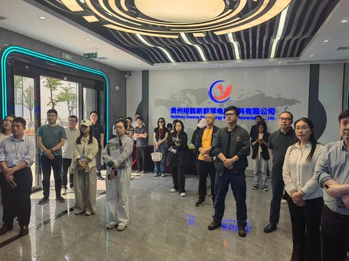 采访团在双龙工业园区调研1 采访团在双龙工业园区调研1