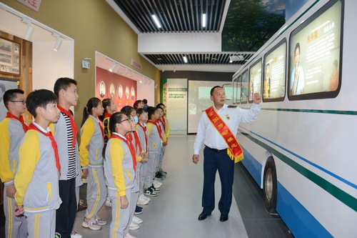 （0508）夏力（右一）参加“弘扬劳模工(4421881)-20240508103908