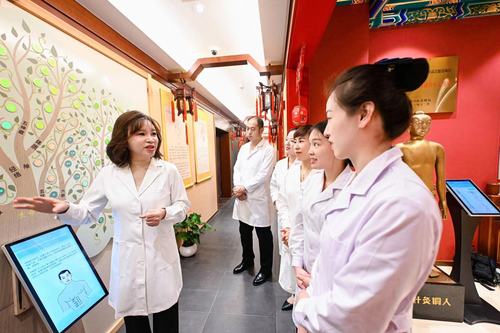 何银萍（左）在培训弟子。（图片由受访者提(4710898)-20240607085711