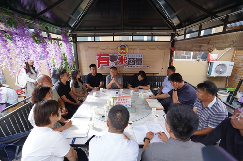 在阜康市三工河乡山坡中心村协商小院中，经济界别流动委员工作室协商活动助力乡村振兴