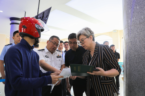 2023年8月30日，李萌娇（右一）在交管局车管所调研公安交管服务项目。 （图片由受访者提供）