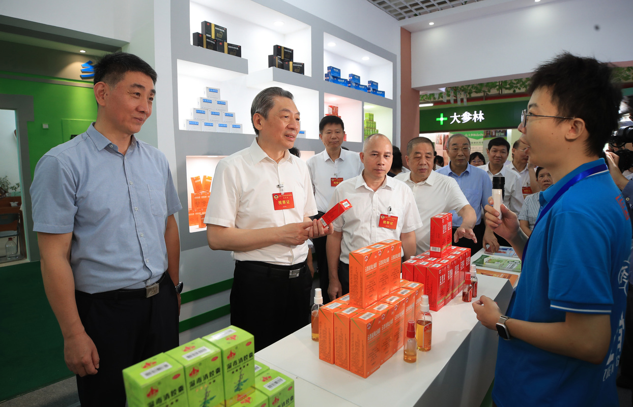    广西壮族自治区政协常委视察团围绕“深化区域合作，推动广西中医药产业高质量发展”开展监督性视察