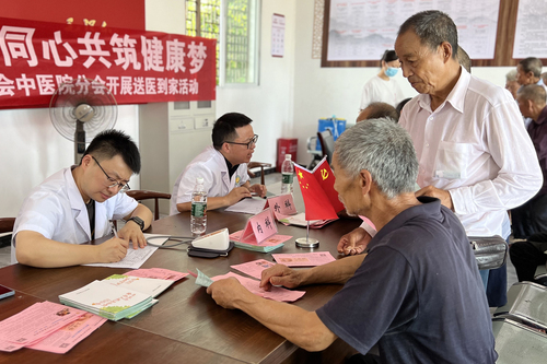 连日来，气温持续攀升，四川省南充市蓬安县政协积极组织部分政协委员，发挥专业特长，深入乡村、社区、村组，开展送医下乡及健康义诊活动。彭圣洲 摄