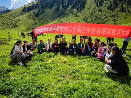 △近日，贾娜尔委员（左一）深入牧区开展宣讲活动。