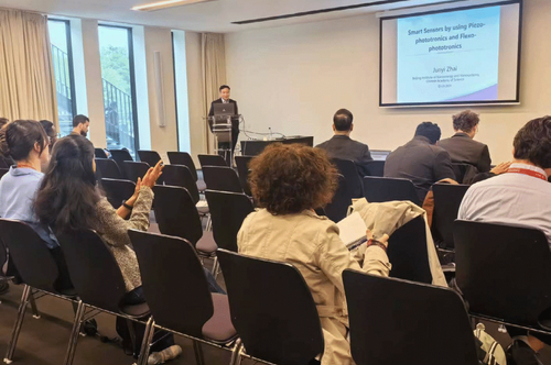 翟俊宜参加欧洲材料大会