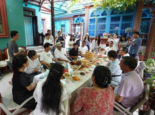 △在伊宁市六星街社区一家民宿小院里，一场“奶茶议事会”正在进行。