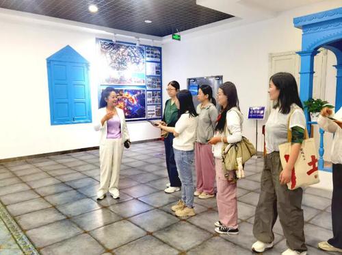 △伊宁市政协党组成员、副主席苏娉在接受记者采访。