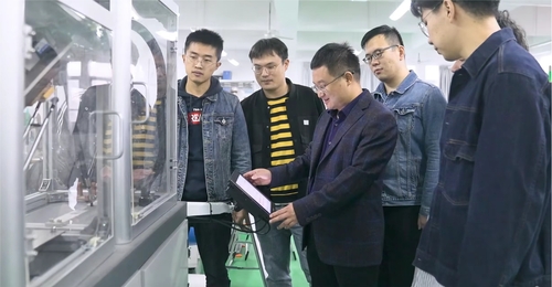 丁华锋(左三)给研究生讲解机器人设计和控(5324798)-20240911074001 丁华锋(左三)给研究生讲解机器人设计和控(5324798)-20240911074001