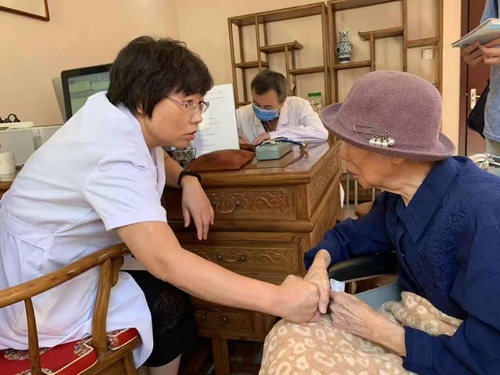 徐凤芹（左）正在为患者诊治。（图片由受访(5562331)-20241023103650