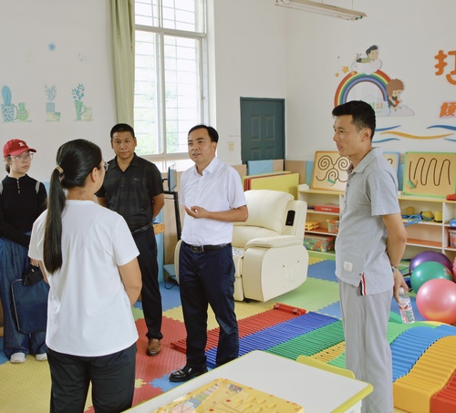 罗金洪(右二)调研中小学心理健康教育情况(5583642)-20241028094111 罗金洪(右二)调研中小学心理健康教育情况(5583642)-20241028094111