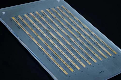 这是云梦县博物馆展出的睡虎地M11出土的《为吏之道》（复制品）律令简牍（2024年4月15日摄）。新华社记者 肖艺九 摄