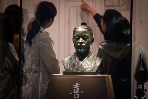 “喜”的3D复原头像在“惠此简书——睡虎地秦墓出土简牍”展览中展出。新华社记者肖艺九 摄