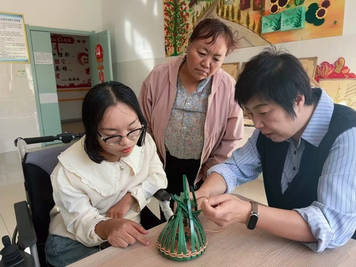 (1122)李秋梅:以编织为“媒”(分离(5744207)-20241122104806 (1122)李秋梅:以编织为“媒”(分离(5744207)-20241122104806