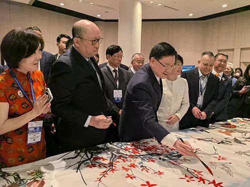 香港特区行政长官李家超画香港区花“紫?；ā? suffix=